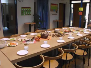 Für ein gemeinsames Frühstück gedeckter Tisch